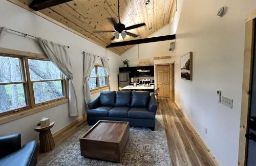Carbondale Casa | Cozy Rustic Cabin with Hot-Tub Ideal for a Couples Retreat in Illinois