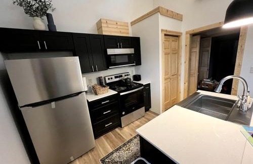 Carbondale Casa | Cozy Rustic Cabin with Hot-Tub Ideal for a Couples Retreat in Illinois