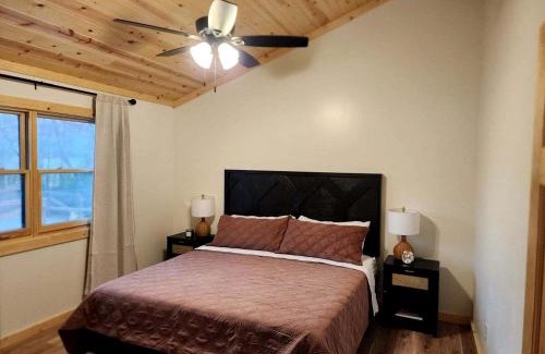 Carbondale Casa | Cozy Rustic Cabin with Hot-Tub Ideal for a Couples Retreat in Illinois