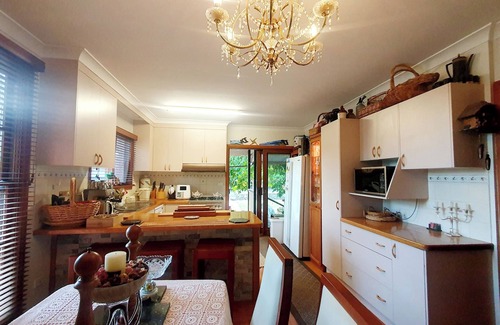 Mount Beauty Cabaña | Cozy rustic cottage in the heart of Mt Beauty.Stone fireplace,off street parking