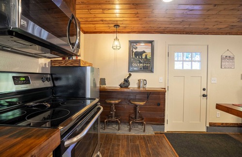 Ariel Casa | Cozy Rustic Getaway with Year-Round Recreation