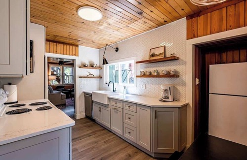 McCall Cabina | Cozy Rustic Mountain Retreat, Pet Friendly