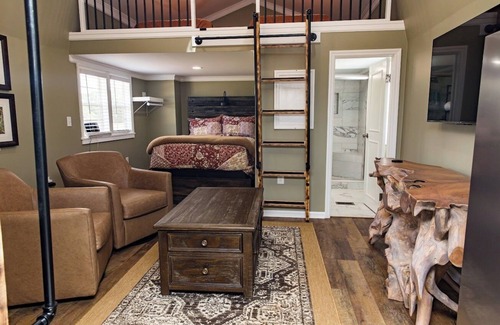 Blakely Cabina | Cozy Rustic Open Design Cabin with Fiber Internet/WiFi, AC in charming BlakelyGA