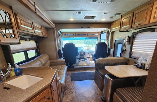 Shelbyville Casa | Cozy RV in a quiet upscale neighborhood.