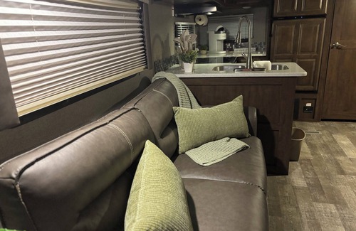 Round Top Casa | Cozy RV in Awesome Round Top with everything needed for a wonderful stay.