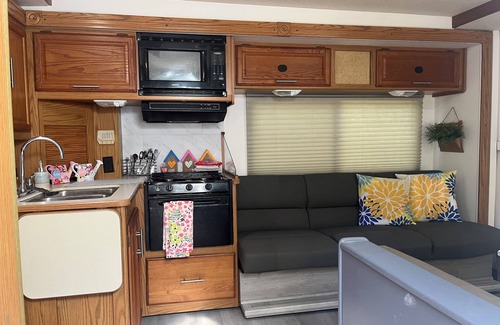 Dunnellon Cabina | Cozy RV In wooded Private space