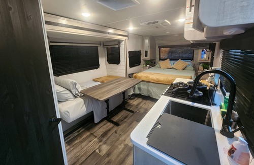 Margate Casa | Cozy RV Located in a safe neighborhood, in a gated big yard of a quiet home.