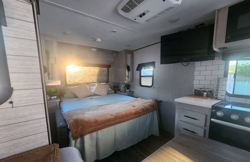 Margate Casa | Cozy RV Located in a safe neighborhood, in a gated big yard of a quiet home.