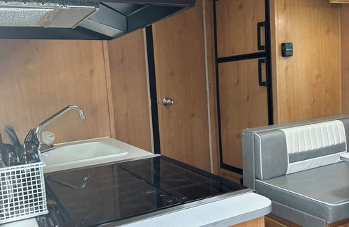 Madison Casa | Cozy RV sleeps 4, WiFi, fitness room in wonderful Madison