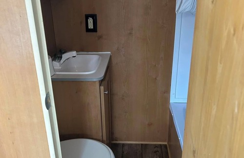 Madison Casa | Cozy RV sleeps 4, WiFi, fitness room in wonderful Madison