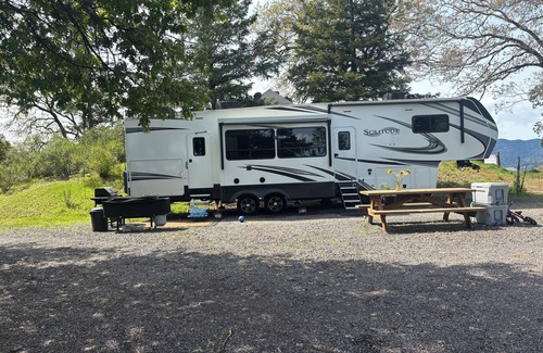 Ukiah Cabina | Cozy RV with terrific views, and peaceful surroundings.
