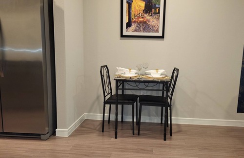 Friendswood Apartamento | Cozy's long-term stay in King bed is in Friendswood, Texas, near Houston.