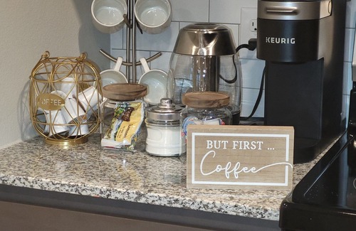 Friendswood Apartamento | Cozy's long-term stay in King bed is in Friendswood, Texas, near Houston.