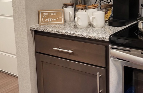 Friendswood Apartamento | Cozy's long-term stay in King bed is in Friendswood, Texas, near Houston.