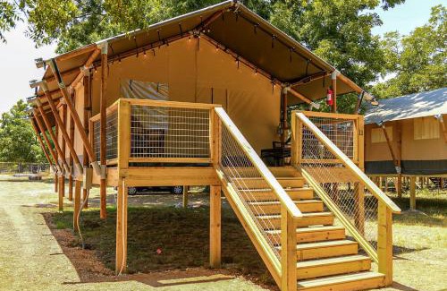 Fentress Otro | Cozy Safari Tent with Barbecue in Staples, Texas