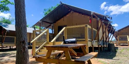 Fentress Otro | Cozy Safari Tent with Barbecue in Staples, Texas
