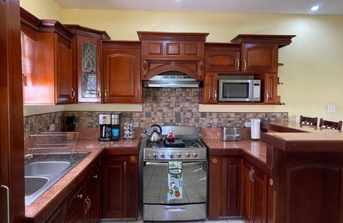 Ladyville Casa | Cozy/Safe house-3 mins from Airport close/near to Mayan Ruins Belize attractions