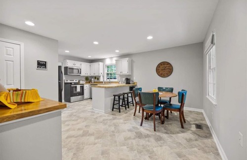 North Raleigh Casa | Cozy Sawmill Cottage Large Private Yard King Bed