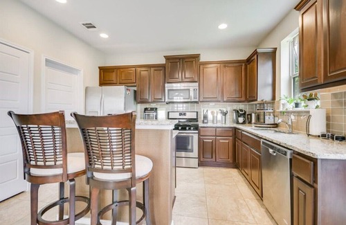 Austin Casa | Cozy SE Austin gem — near downtown, perfect for work, business, or family fun!
