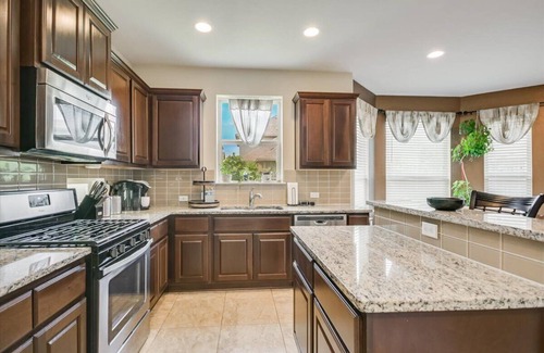 Austin Casa | Cozy SE Austin gem — near downtown, perfect for work, business, or family fun!