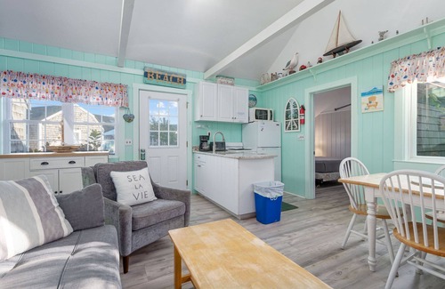 Yarmouth Cabaña | Cozy SeaGills Nest Cottage Steps from Nantucket Sound