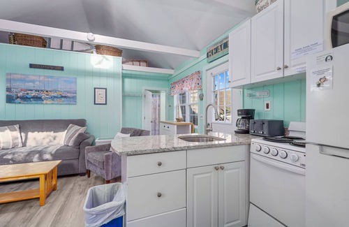 Yarmouth Cabaña | Cozy SeaGills Nest Cottage Steps from Nantucket Sound