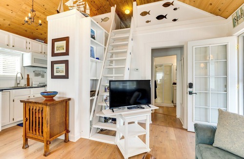 Seaside Cabaña | Cozy Seaside Cottage, Steps to Downtown & Beach