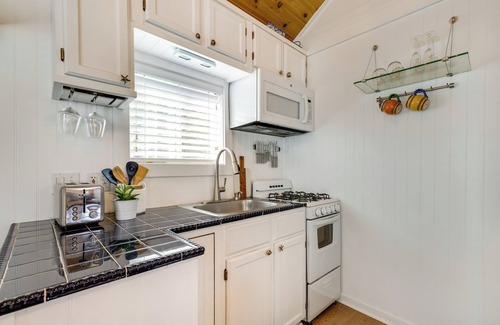 Seaside Cabaña | Cozy Seaside Cottage, Steps to Downtown & Beach
