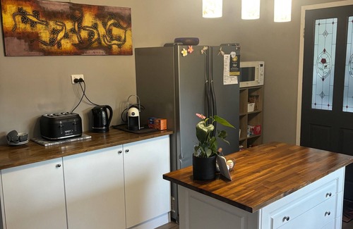 Martin Cabaña | Cozy secluded bush hideaway amongst the tall trees only 30 mins from Perth CBD.