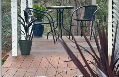 Martin Cabaña | Cozy secluded bush hideaway amongst the tall trees only 30 mins from Perth CBD.