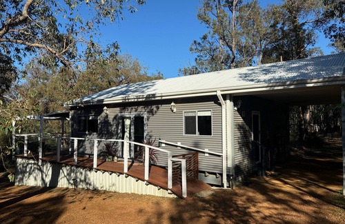 Martin Cabaña | Cozy secluded bush hideaway amongst the tall trees only 30 mins from Perth CBD.