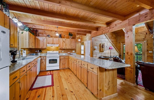 West Jefferson Casa | Hermosa cabaña de montaña con chimenea de piedra para 8 personas!