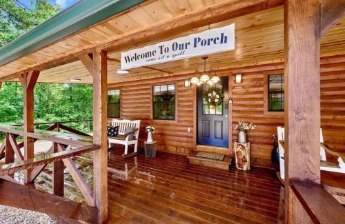 Broken Bow Casa | Cozy Secluded, King, Best Location, Hot tub, Firepit, Playset