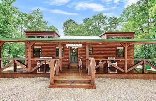 Broken Bow Casa | Cozy Secluded, King, Best Location, Hot tub, Firepit, Playset