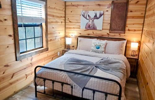 Broken Bow Casa | Cozy Secluded, King, Best Location, Hot tub, Firepit, Playset