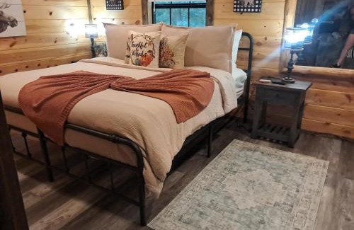 Broken Bow Casa | Cozy Secluded, King, Best Location, Hot tub, Firepit, Playset