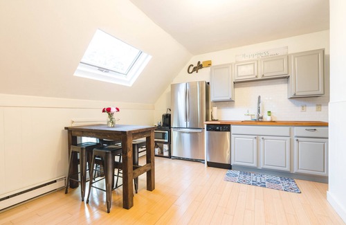 Back Cove Apartamento | Cozy Second Floor Apartment, On Back Cove.