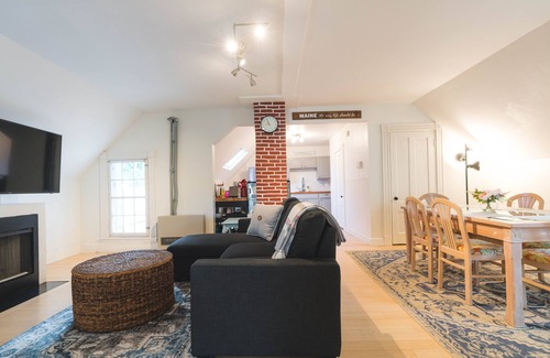 Back Cove Apartamento | Cozy Second Floor Apartment, On Back Cove.