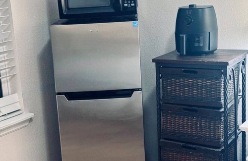 Southeast Orlando Apartamento | Estudio acogedor y sereno amueblado en Orlando con baño y cocina.