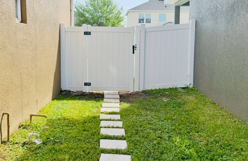 Southeast Orlando Apartamento | Estudio acogedor y sereno amueblado en Orlando con baño y cocina.