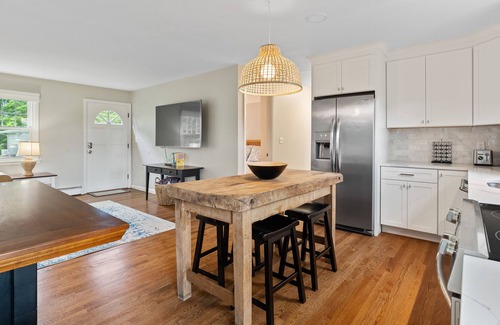 Guilford Casa | Cozy Shoreline home a short walk from downtown Guilford