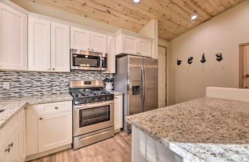 Torreon Casa | Cozy Show Low Cabin with Golfing and Paved Hiking!