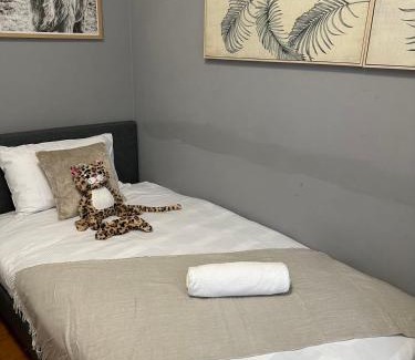 Surry Hills Casa | Cozy Single Room - Seconds to Central Station - Nearby CBD USYD UTS - Shared Bathroom