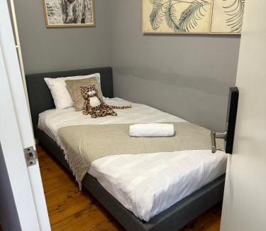 Surry Hills Casa | Cozy Single Room - Seconds to Central Station - Nearby CBD USYD UTS - Shared Bathroom