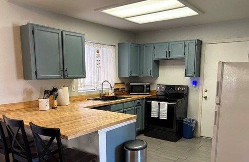 Green Valley Casa | single story house, unique location, 2 beds 2 baths, garage attached ,pool pets