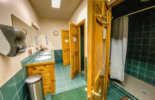Ironwood Cabina | Cozy Ski Cabin Located Directly on Trails