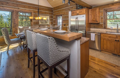 Powder Ridge Cabina | Cozy Ski-In/Ski-Out Cabin: Private Deck, Grill, Hot Tub + Views!
