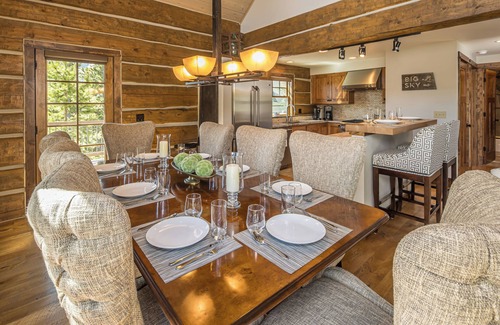 Powder Ridge Cabina | Cozy Ski-In/Ski-Out Cabin: Private Deck, Grill, Hot Tub + Views!