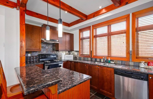 Craigleith Cabaña | ✨Cozy Ski Retreat Cottage at The Base of Blue Mountain✨