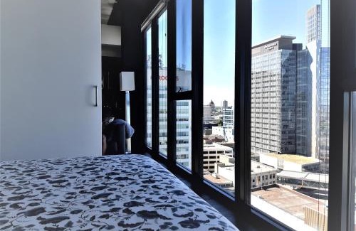 Downtown Winnipeg Apartamento | Cozy Skyline Condo in Downtown, across Canada Life Centre